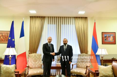 Глава МИД Франции поздравил Арарата Мирзояна по случаю его переназначения на должность