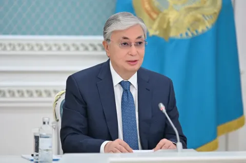 Токаев поручил ускорить работу над законопроектом, запрещающим использование социальных сетей лицами младше 16 лет
