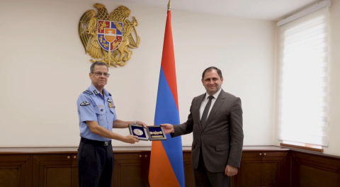 Սուրեն Պապիկյանն ընդունել է Հնդկաստանի Պաշտպանական ազգային քոլեջի հրամանատարին
