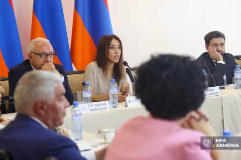 Դեսպանահավաքի մասնակիցների համար բանախոսությամբ է հանդես եկել «Էնթերփրայզ Արմենիա» հիմնադրամի տնօրեն Գոհար Աբաջյանը
