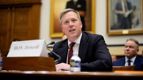 Министр армии США подал заявление об отставке по причине напряженности в отношениях с Питом Хегсетом