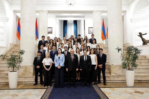 Փրկարարի օրվան ընդառաջ վարչապետը հանդիպել է ՆԳՆ կրթահամալիրի ուսանողների հետ