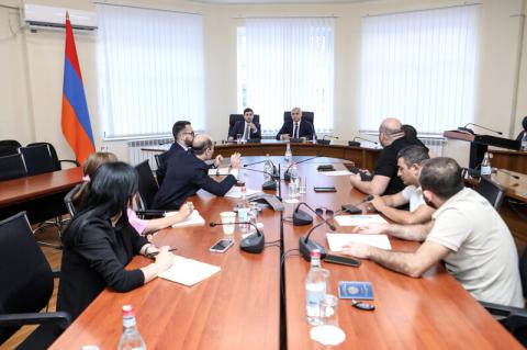 Առցանց տաքսիների վարորդները քննարկում են ունեցել ՄՍՇՊՀ-ի նախագահի, Երևանի փոխքաղաքապետի և ԱԲ նախարարության ներկայացուցչի հետ