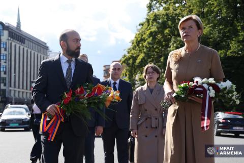 Armenian FM lays flowers at Freedom Monument in Riga
