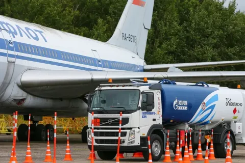 В 26 крупных аэропортах России ограничили заправку самолетов