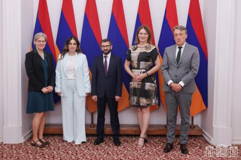 Արուսյակ Մանավազյանը և Վոլոդյա Հակոբյանը հանդիպել են դեսպանների հետ