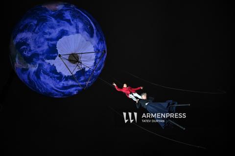 Լուկա Պիալլինի ընկերության «Տիեզերական Ճամփորդություն» օդային ներկայացմամբ մեկնարկեց «ՀԱՅ ՖԵՍՏ» կատարողական արվեստների միջազգային փառատոնը