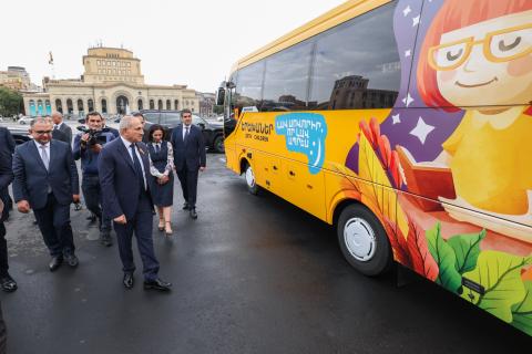 Դպրոցական ավտոբուսների ծառայությունը մարզերում գործարկվում է. վարչապետը ծանոթացել է ավտոբուսների պայմաններին, անվտանգային ստանդարտներին