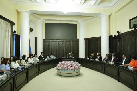 Վարչապետը հյուրընկալել է մի խումբ ուսուցիչների և շնորհավորել մասնագիտական օրվա առթիվ