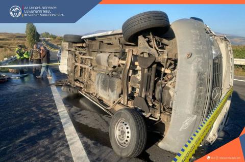 8 injured as minibus overturns on Yerevan-Sevan highway