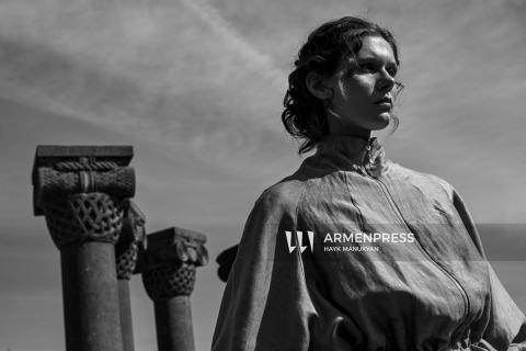 Yerevan Fashion Week. RUZANE-ի հավաքածուն ներկայացվել է Զվարթնոցի հնագույն տաճարի ֆոնին