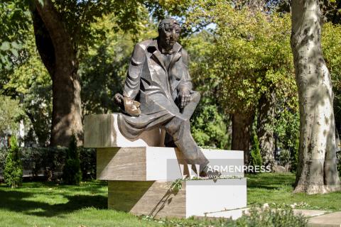 Monumento de bronce a Mher Mkrtchyan, creado por el reconocido artista Tigran Arzumanyan