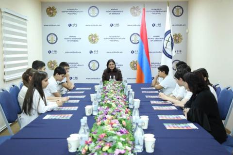 ՀՀ ՄԻՊ ներկայացուցիչն ու աշակերտները քննարկել են երեխաների իրավունքների պաշտպանությանը վերաբերող տարբեր հարցեր