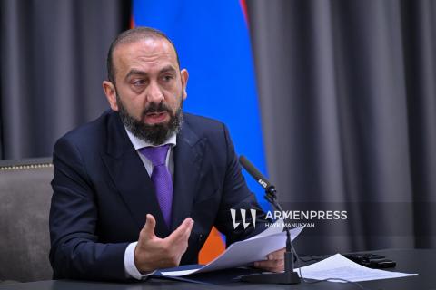 Դա լուծման հնարավոր տարբերակներից մեկն է. Արարատ Միրզոյանը՝ անկլավ-էքսկլավների փոխանակման մասին