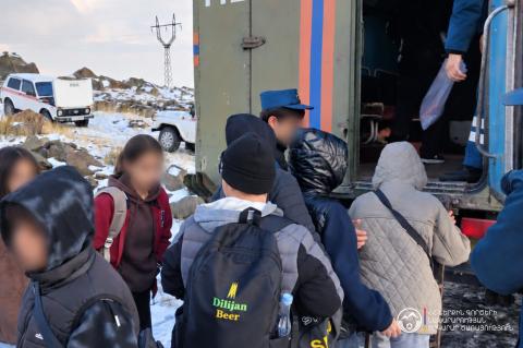 «Քարի լիճ» տանող ավտոճանապարհին արգելափակված ավտոբուսի 49 ուղևորները տեղափոխվել են Ամբերդ բնակավայր