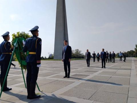 Dutch foreign minister visits Armenian Genocide Memorial