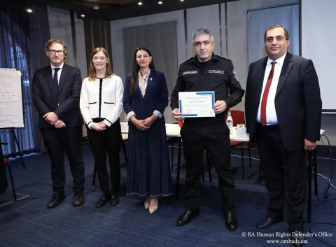 Անահիտ Մանասյանը հավաստագրեր է հանձնել ՀՀ ՄԻՊ հաստատության և ԵԱՀԿ ԺՀՄԻԳ-ի կազմակերպած վերապատրաստման դասընթացի մասնակից ոստիկաններին