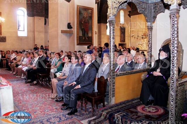 Ն.Ս.Օ.Տ.Տ. Գարեգին Բ Կաթողիկոսը, ՀՀ ԿԳ նախարար Արմեն Աշոտյանը և կրթության ոլորտի աշխատողներ