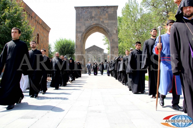 Ն.Ս.Օ.Տ.Տ. Գարեգին Բ Կաթողիկոսի և ՀՀ ԿԳ նախարար Արմեն Աշոտյանի քայլը դեպի Մայր Տաճար