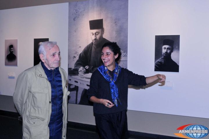 شارل أزنافور يزور المتحف الخاص لكوميداس 