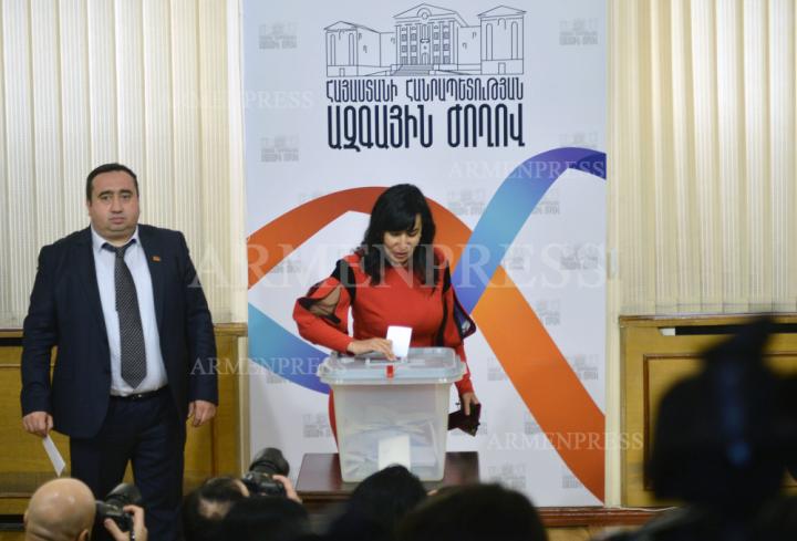 Նաիրա Զոհրաբյան