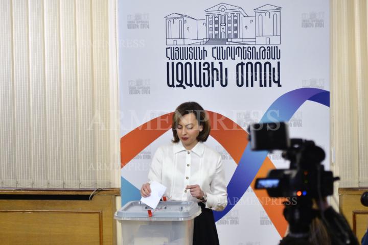 Լենա Նազարյան