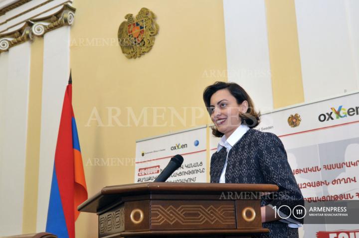 Լենա Նազարյան