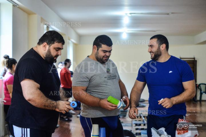 L'équipe arménienne d'haltérophilie  s'entraîne à Abovian
