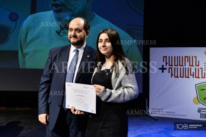 La ministre Araik Haroutiounian remet des certificats aux 
étudiants  du programme d'éducation théâtrale   Class + 
Classique
