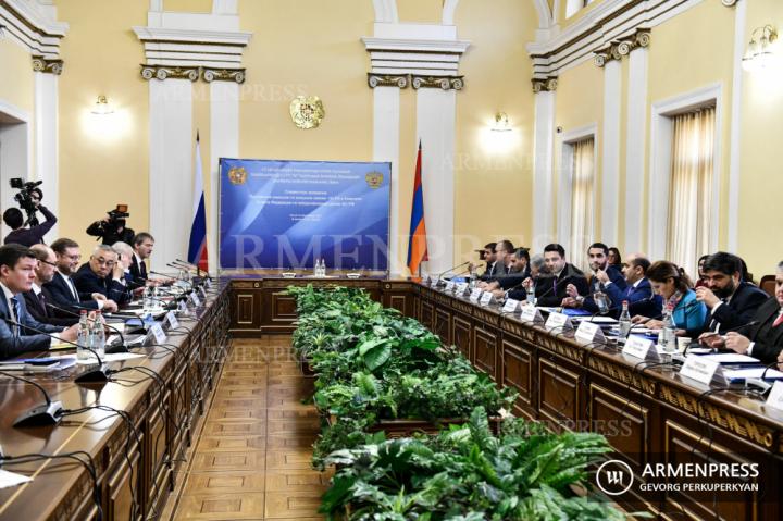 Séance conjointe de la Commission permanente des relations 
étrangères de l'Assemblée nationale et de la Commission des 
affaires internationales du Conseil fédéral de la Fédération de 
Ru