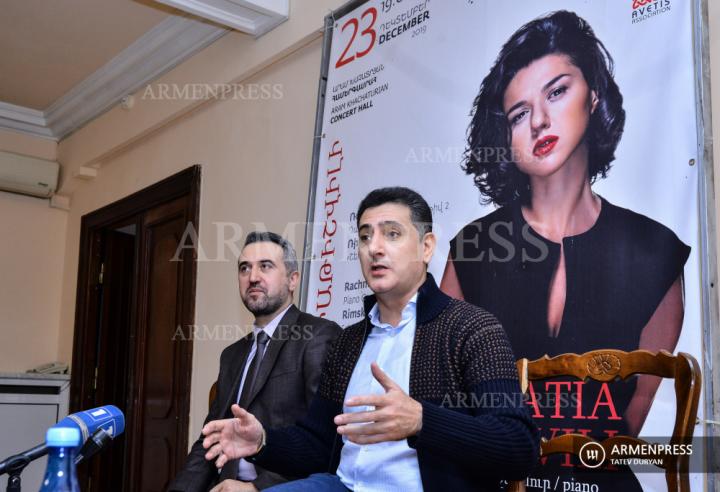 Conférence de presse du vice-ministre de l'Éducation et des 
Sciences Ara Khzmalian et chef  de l'Orchestre philharmonique 
national d'Arménie Eduard Toptchian
