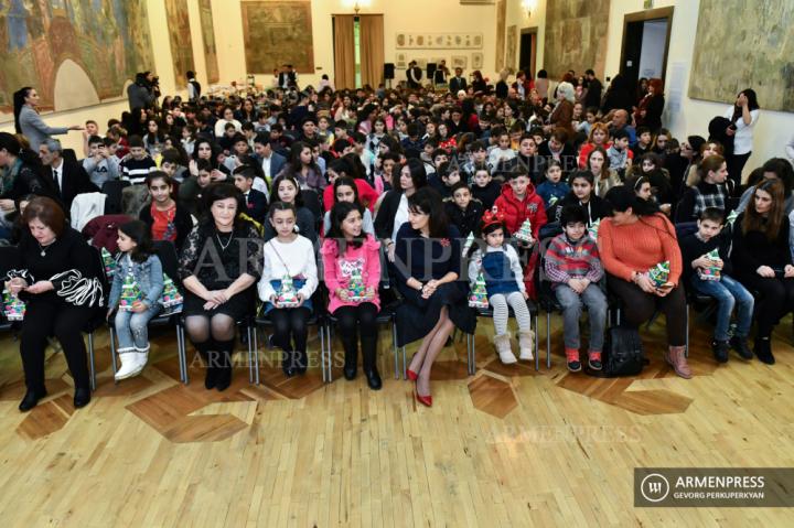 Anna Hakobyan, épouse du Premier ministre Nikol Pashinyan, 
organise une réception du Nouvel An pour les enfants