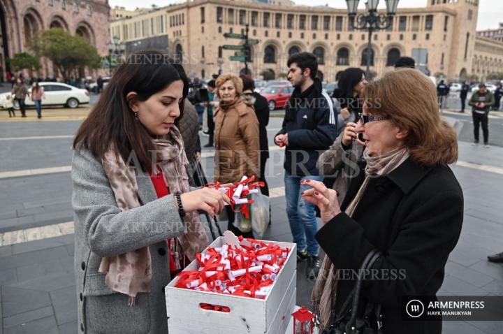 Flashmob pour les touristes devant le sapin de Noël de la Place