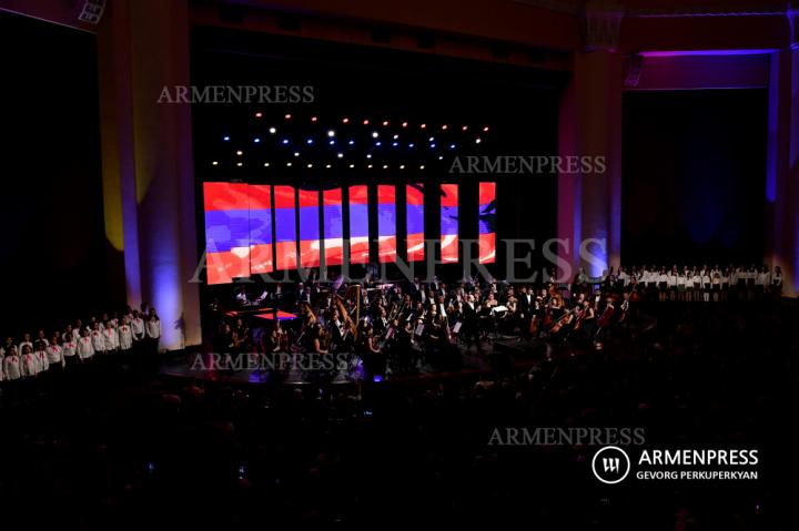 Le Premier ministre a assisté au concert du Nouvel An au 
Théâtre académique   Spendiarian