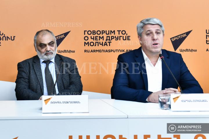 Conférence de presse de Vardan Voskanian et Rouben 
Safrastian