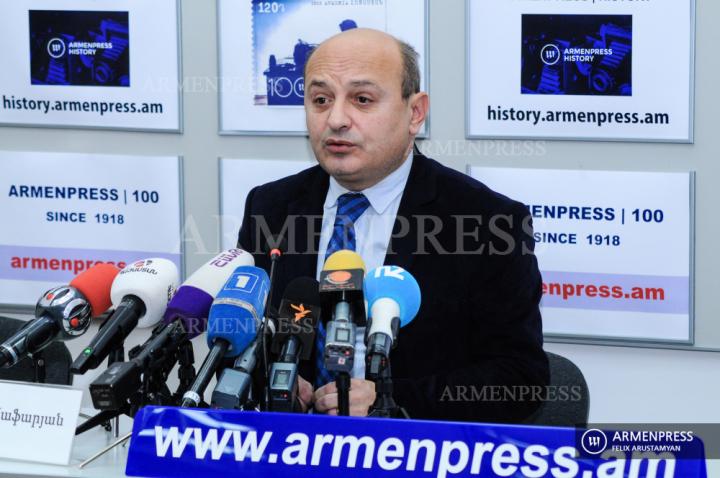 Conférence de presse du président du Conseil public Stiopa 
Safarian 