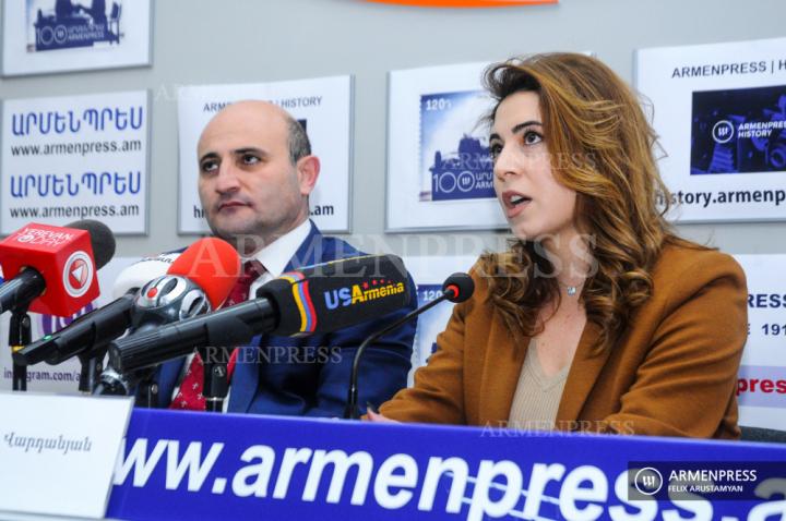 Conférence de presse du président de la Fédération du 
tourisme, Mekhak Apressian et de la guide Luciné Vardanian