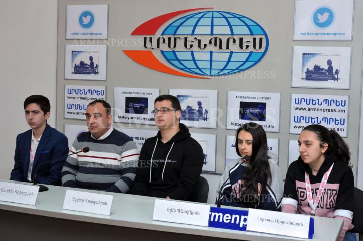 Conférence de presse de l'équipe d'Arménie après avoir 
remporté des médailles à l'Olympiade internationale