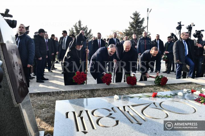 Les hautes autorités ont  visité le cimetière militaire de Erablur 
à l'occasion du 28e anniversaire de la formation des Forces 
armées du pays