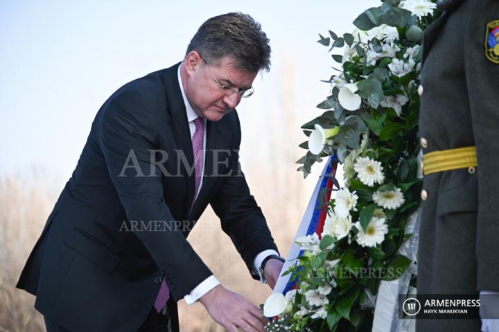 Le ministre des Affaires étrangères et européennes de 
Slovaquie Miroslav Lajčák a visité le complexe commémoratif de 
Tsitsernakaberd