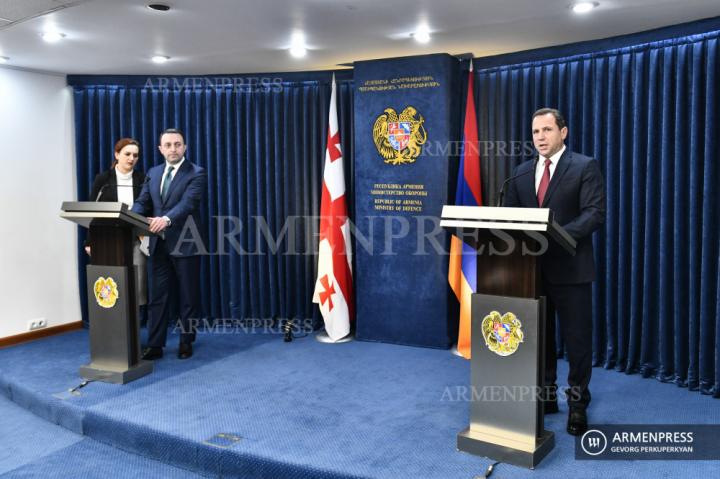 Les ministres de la Défense de l'Arménie et de la Géorgie ont 
fait une déclaration commune
