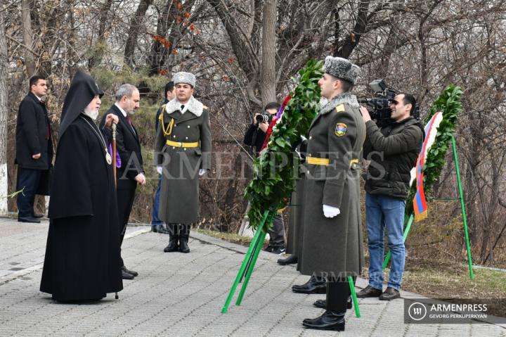 Le Premier ministre Nikol Pashinyan et le Catholicos de Tous les 
Arméniens Karekin II rendent hommage aux victimes 
innocentes des pogroms de Soumgaït
