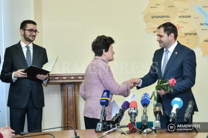 Souren Papikian, ministre de l'Administration territoriale et des 
Infrastructures, a remis des certificats d'achat d'appartements à 
20 familles déportées d'Azerbaïdjan