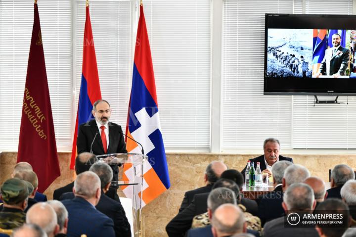 Nikol Pashinyan a visité le Bureau de l'Union des volontaires « 
Yerkrapah » à l'occasion de l'anniversaire de Vazgen Sarkissian