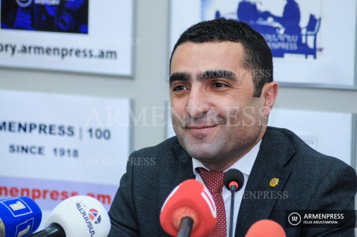 Conférence de presse du gouverneur de Kotayk, Romanos 
Petrossian