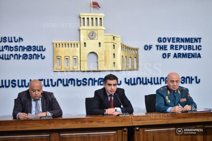 Conférence de presse du vice-ministre des Situations d'urgence, 
Armen Haroutiounian, et du directeur du Service de sauvetage, 
Vrej Gabrielian