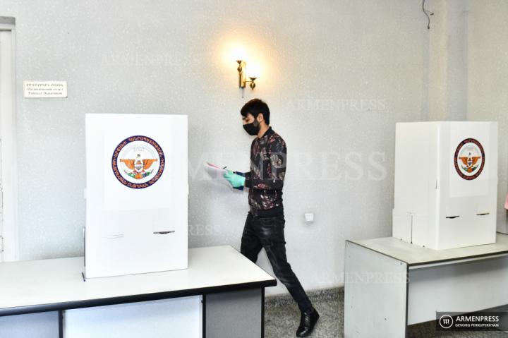 Début des élections présidentielles et législatives d'Artsakh au 
bureau de vote d'Erevan