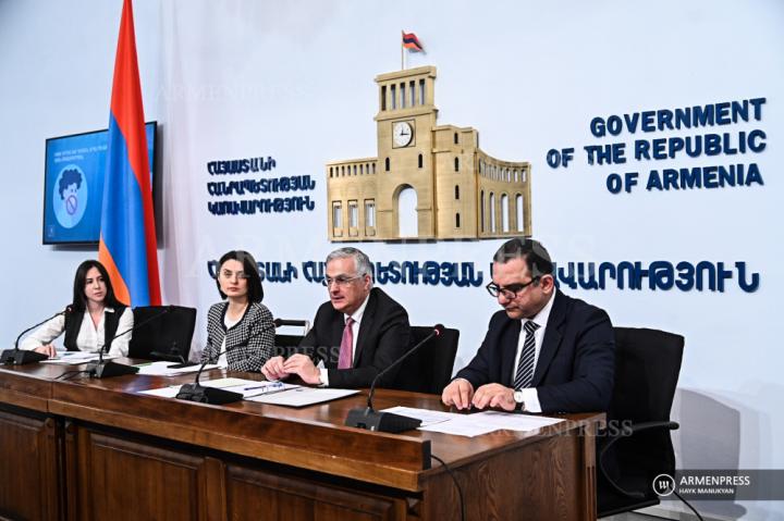 Conférence de presse du vice-Premier ministre Mher Grigorian, 
du ministre du Travail et des Affaires sociales Zarouhi Batoian 
et du ministre de l'Économie Tigran Khatchaturian