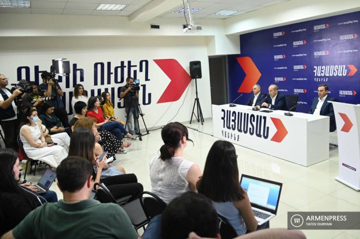 Vahe Hakobyan, Robert Kocharyan, Ishkhan Saghatelyan