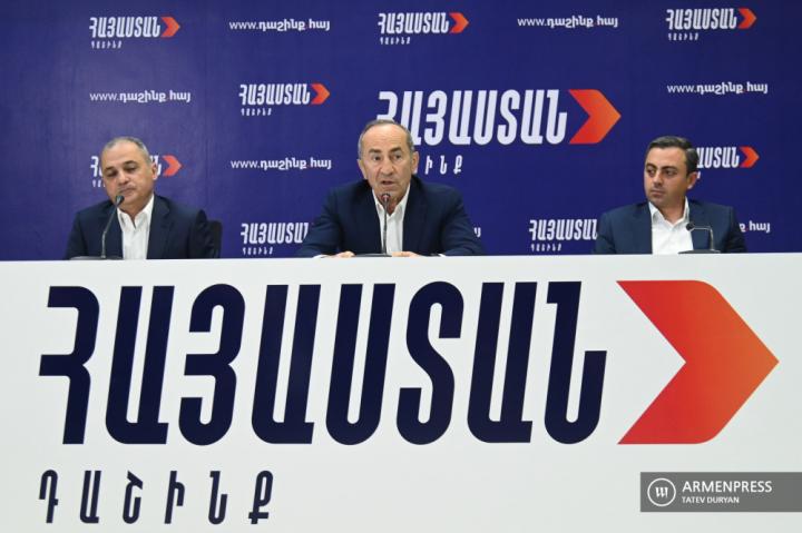 Vahe Hakobyan, Robert Kocharyan, Ishkhan Saghatelyan